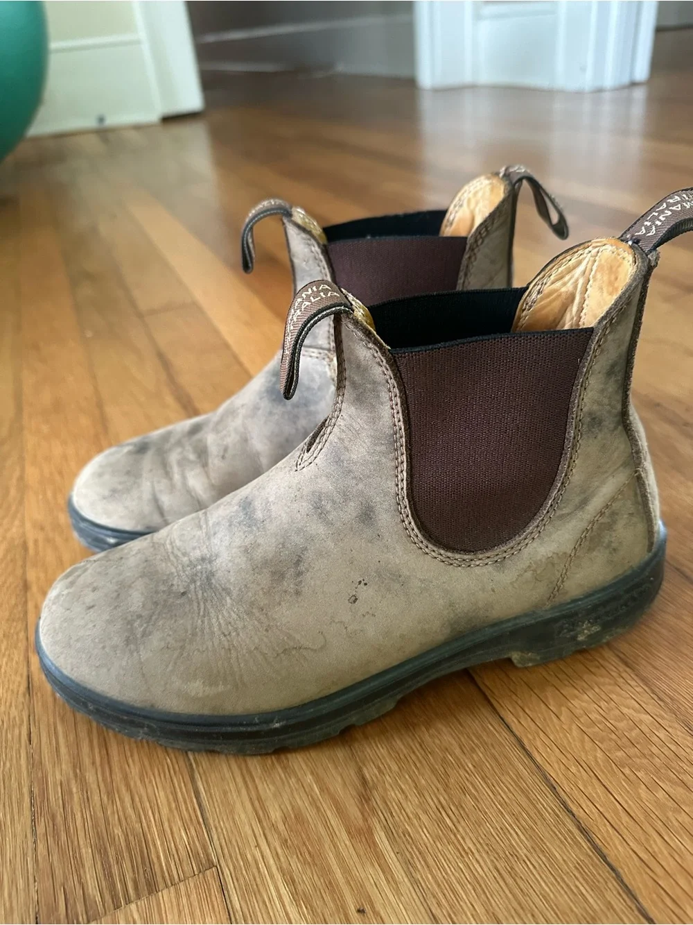 Blundstone Chelsea Ankle Boots in Taupe